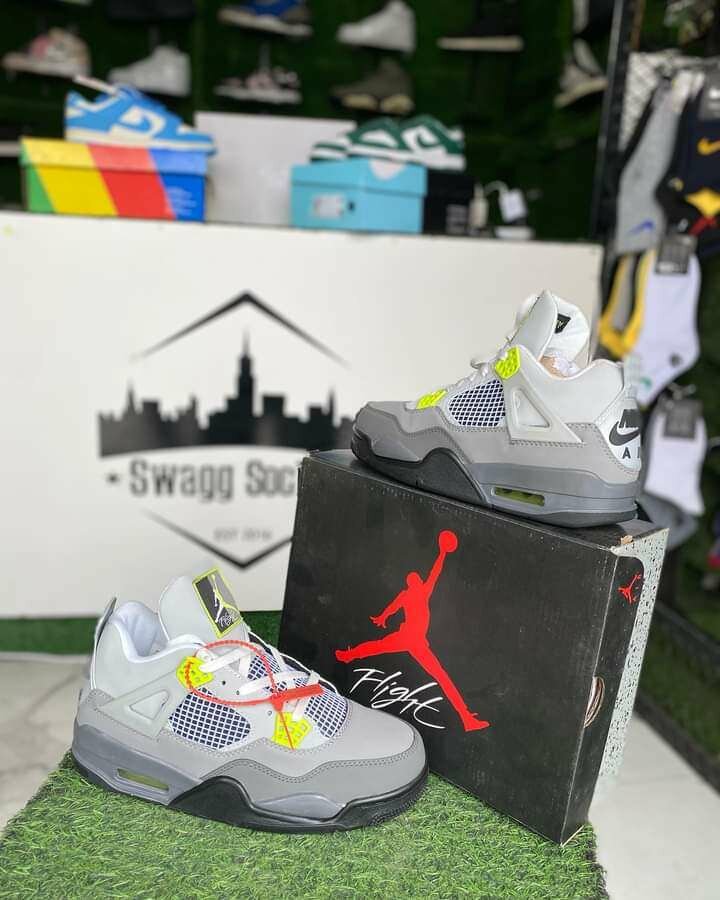 AIR JORDAN 4