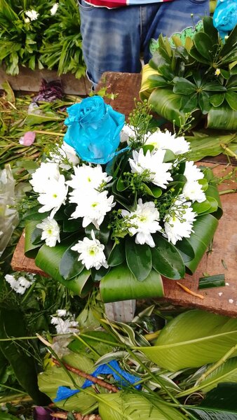 Bouquet floral bleu et blanc