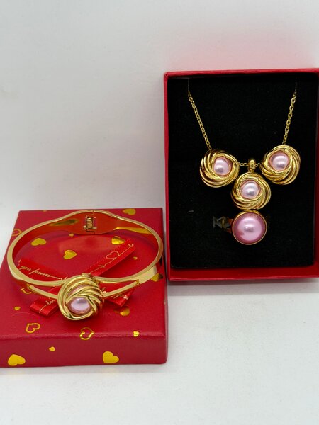 Ensemble de bijoux en or avec perles