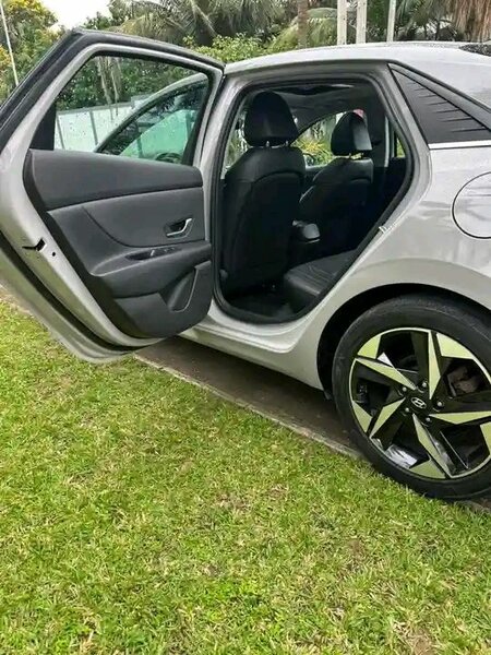 Hyundai Elantra Sedan Gris Élégant