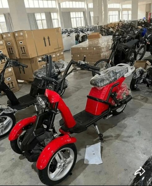 Scooter électrique tricycle rouge