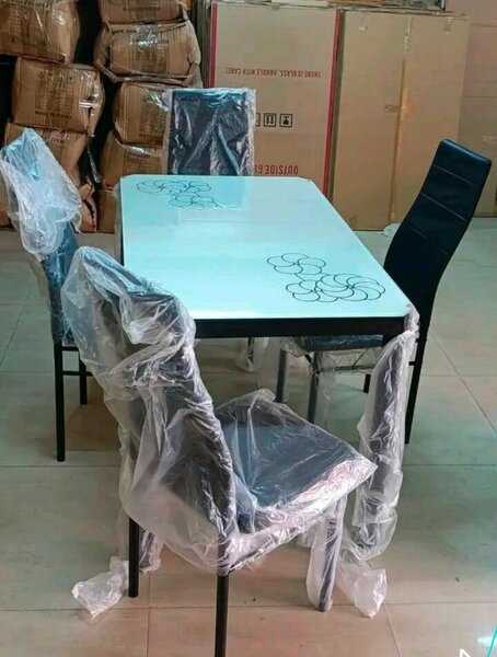 Table à manger blanche avec chaises