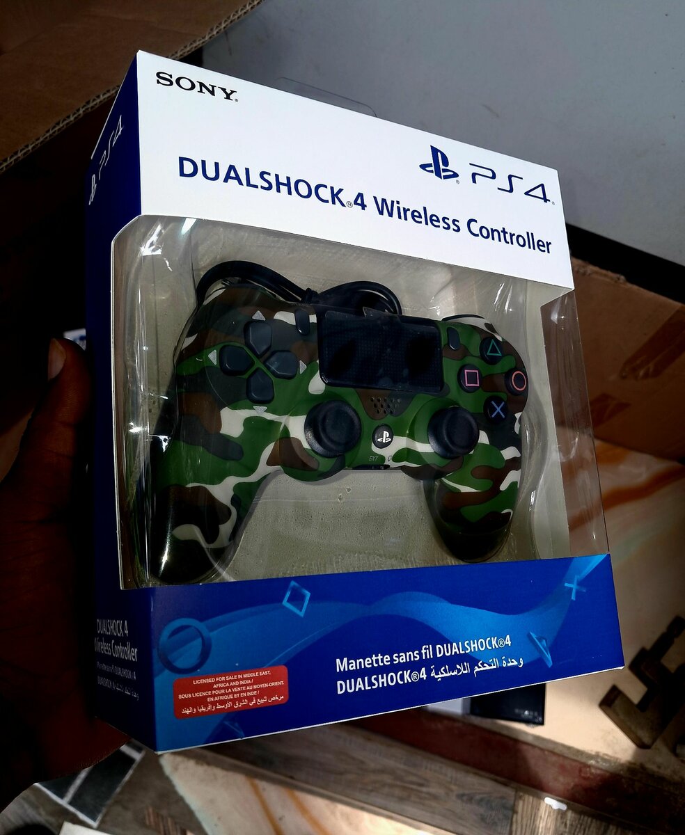 PS4 GAME CONTROLLER