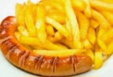 Saucisse grillée avec frites