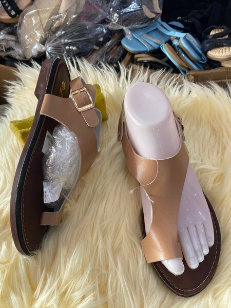 Sandales en cuir beige élégantes