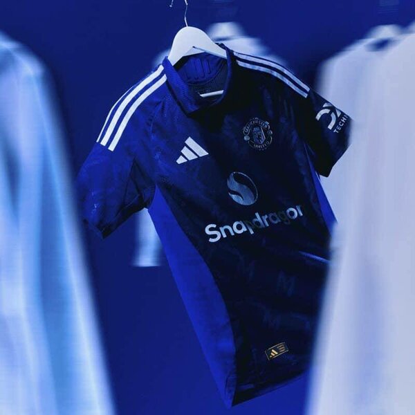 Maillot de foot bleu Adidas