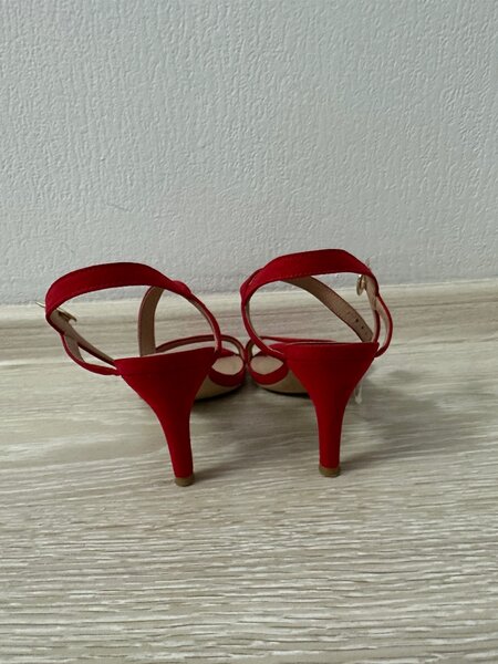 Босоножки красные