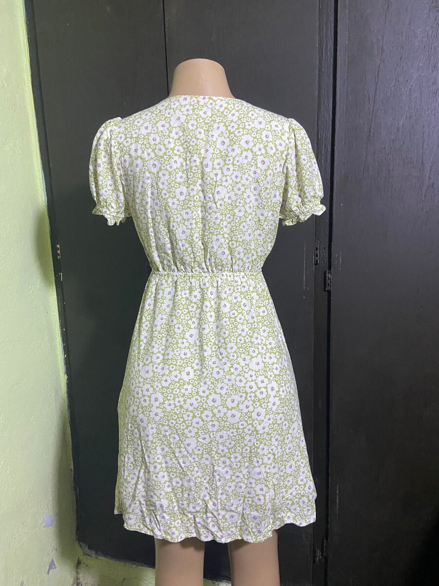 Robe fleurie à échancrures