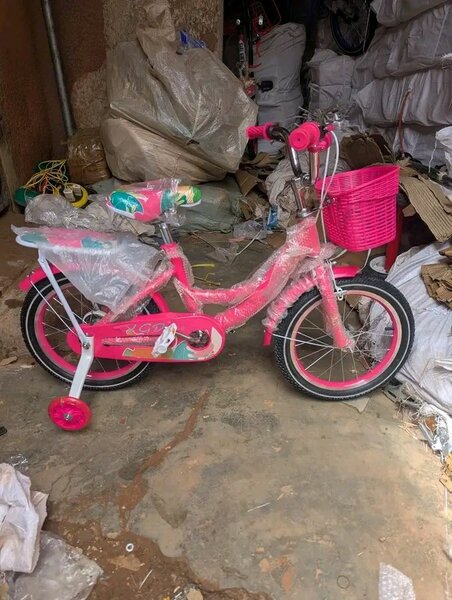Vélo enfant rose avec panier