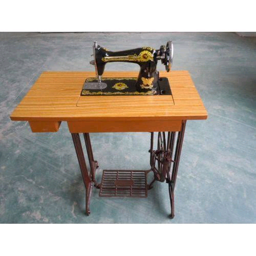 Machine à coudre ancienne avec table en bois