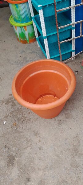 Grand pot de jardin en plastique