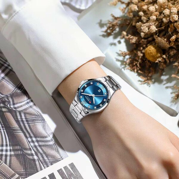 Montre élégante bleu acier