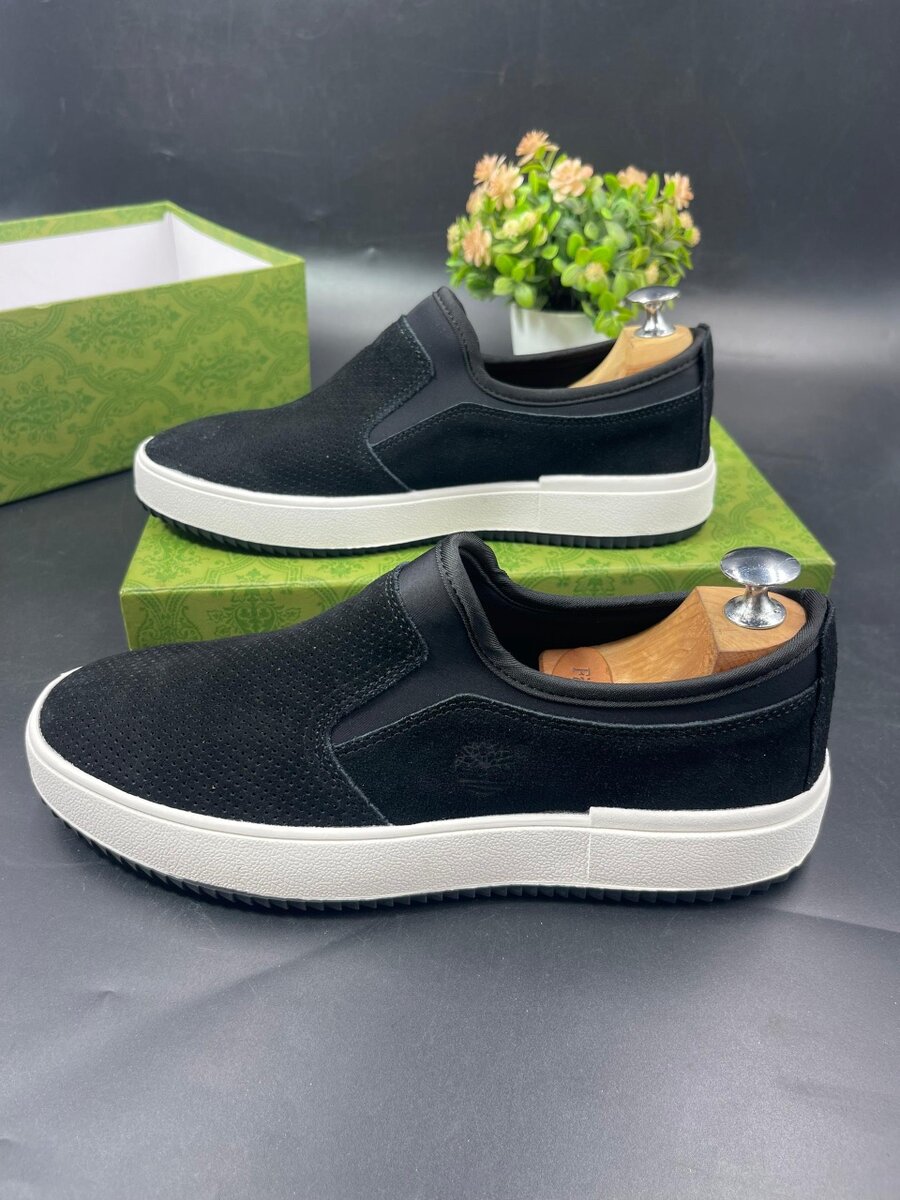 TIMBERLAND BLACK AND WHITE