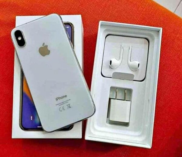 iPhone X avec accessoires 64Go