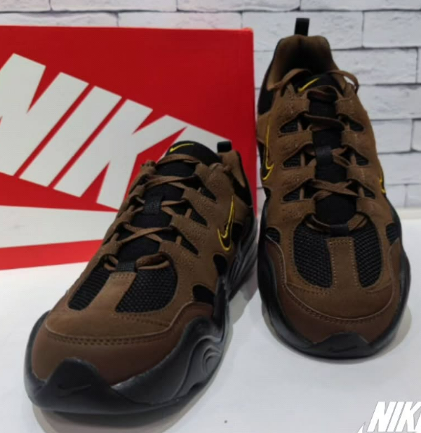 ✅Кроссовки из сетки с низкими вставками и матовой замши коричневого и черного цвета.