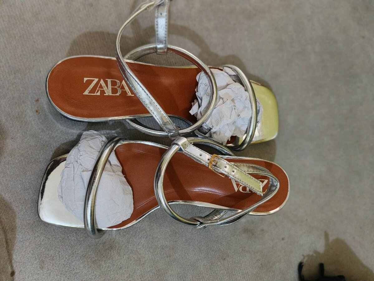 Sandales argentées élégantes