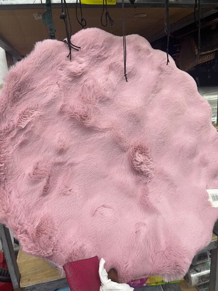 Tapis rose en fausse fourrure