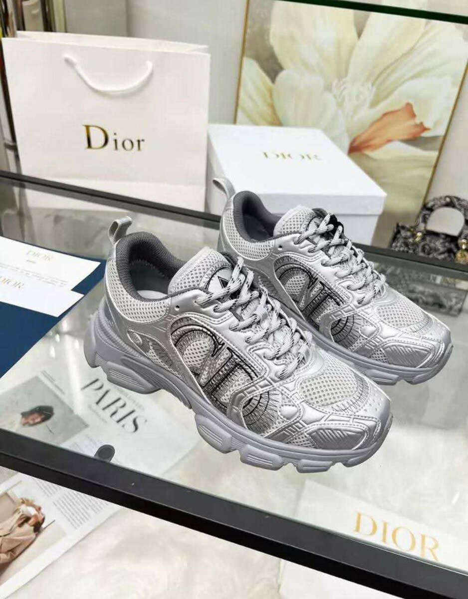 Des chaussures disponibles pou