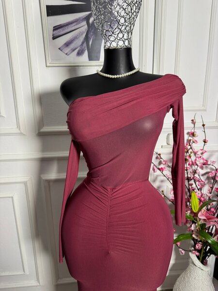 Robe moulante asymétrique