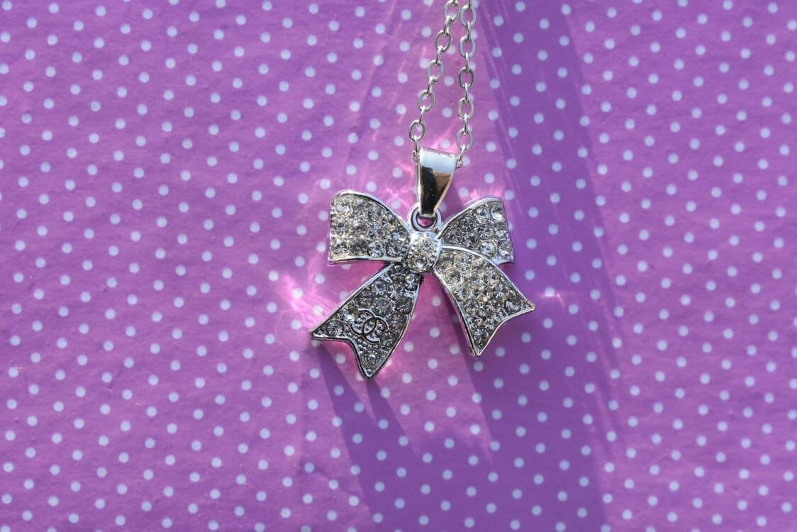 Bow pendant