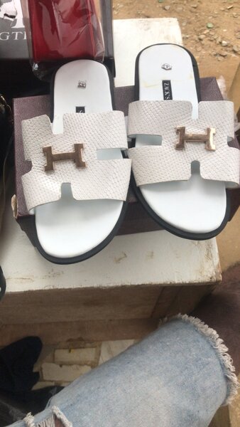 Sandales blanches en cuir élégantes