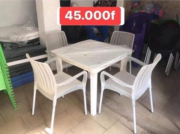 Table avec 4 chaises