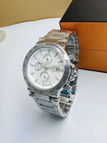 Montre de luxe disponible