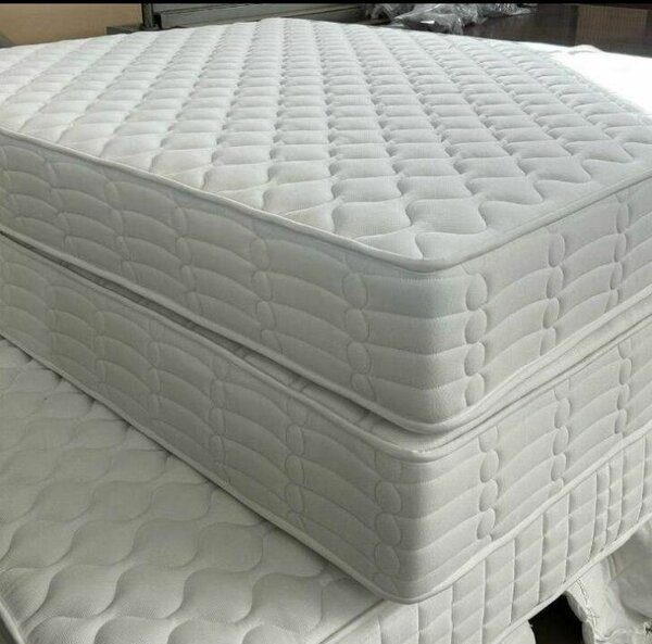 Matelas blanc orthopédique