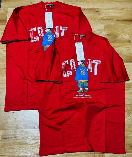 T-shirt rouge motif créatif