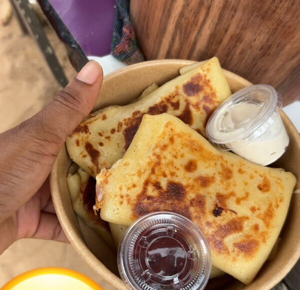 Crêpes roulés au fromage et sauces