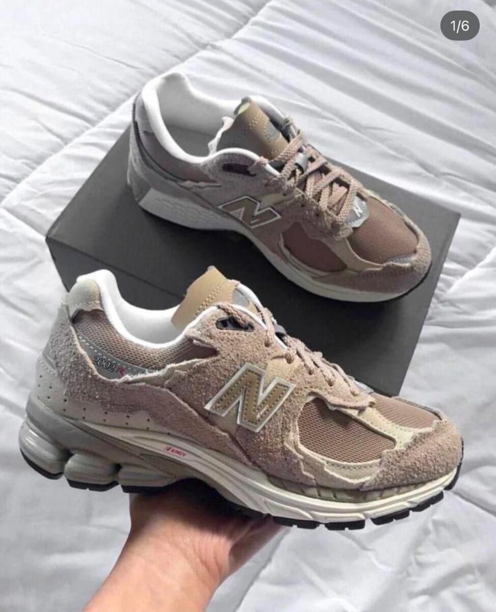 NEW BALANCE 2002R