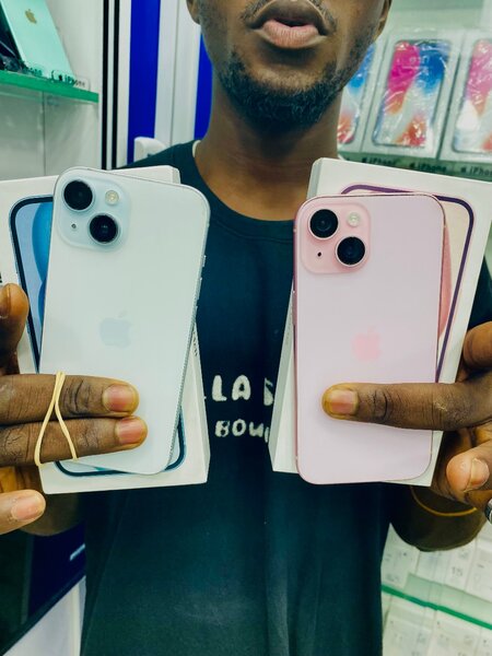 iPhone 15 - Rose et Bleu