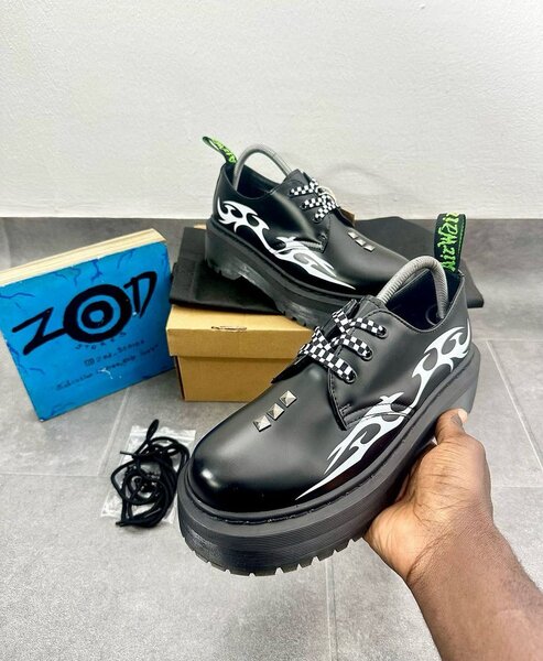 Chaussures à plateformes noires avec motifs flamme