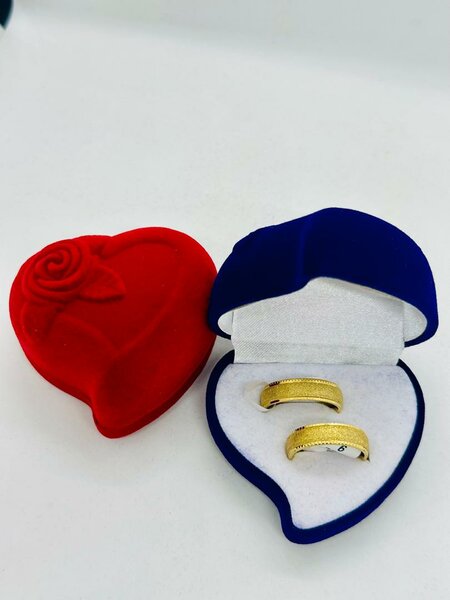 Alliances dorées élégantes