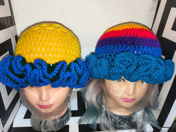 Bonnets en crochet colorés