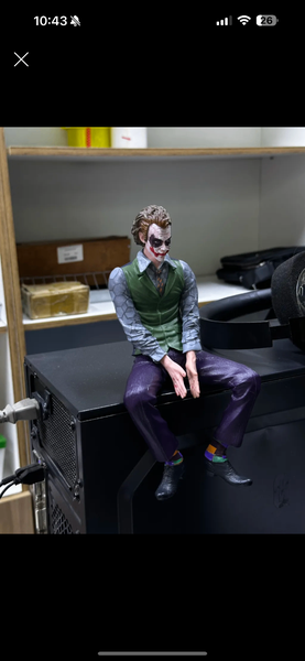 Джокер фигурка можно ставить куда угодно и на кузов машины