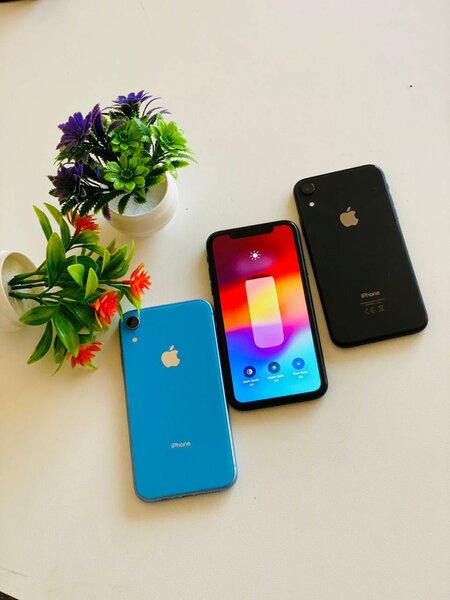 Apple iPhone XR (64GB)