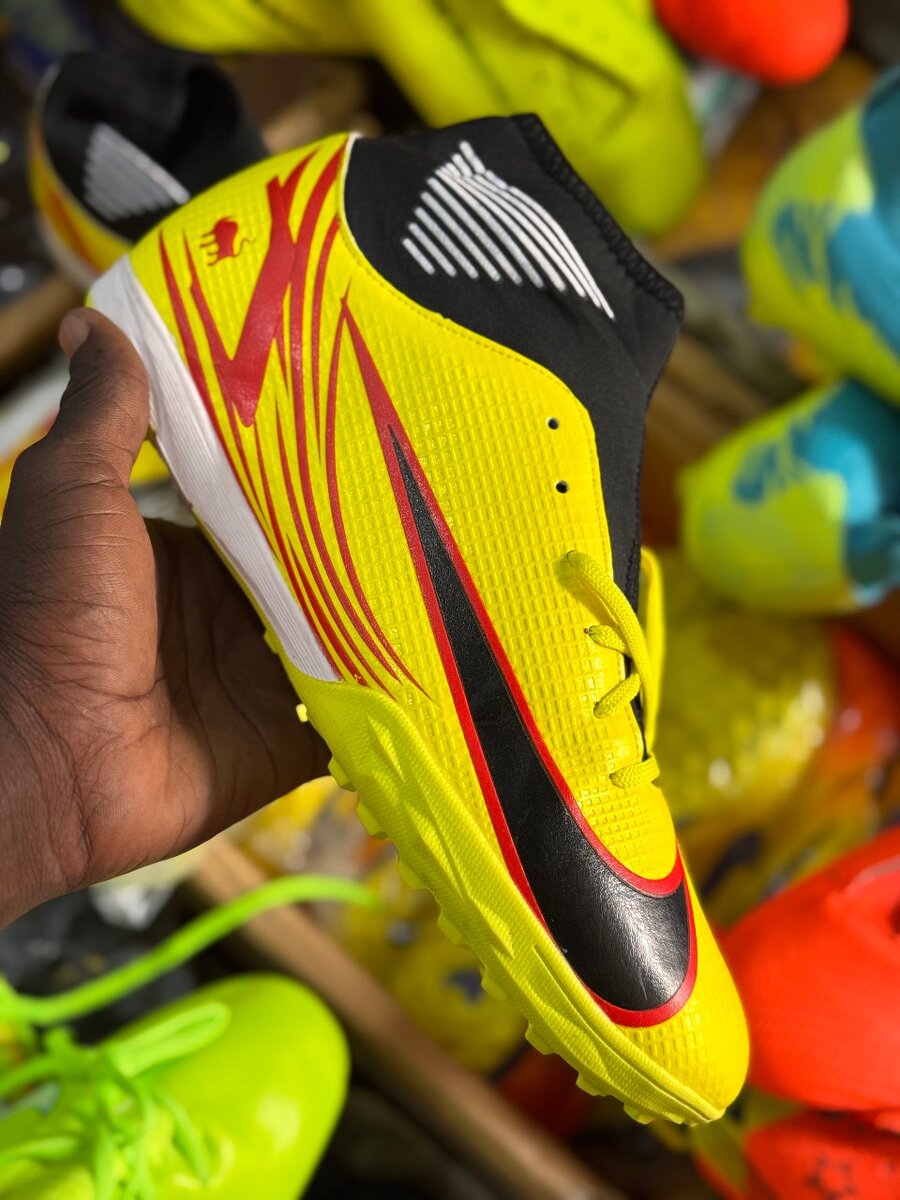 Chaussures de foot jaunes