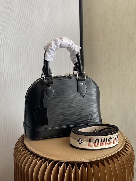 Sac Dior, et Louis Vuitton