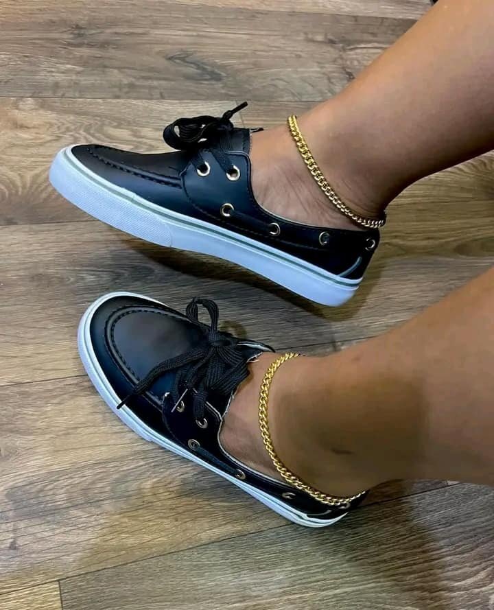Women's sneakers black