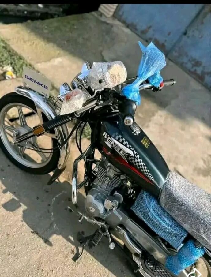Moto SENKE noire neuve