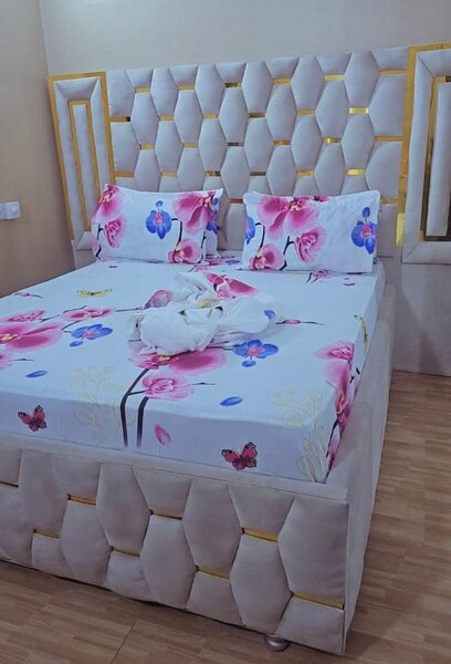 set includes 2 bedsheets and 4 pillowcases