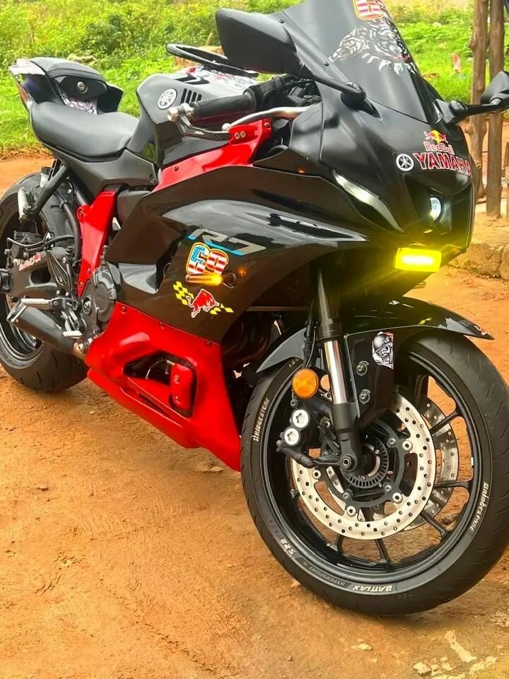 Moto Sport Noire et Rouge Haute Performance