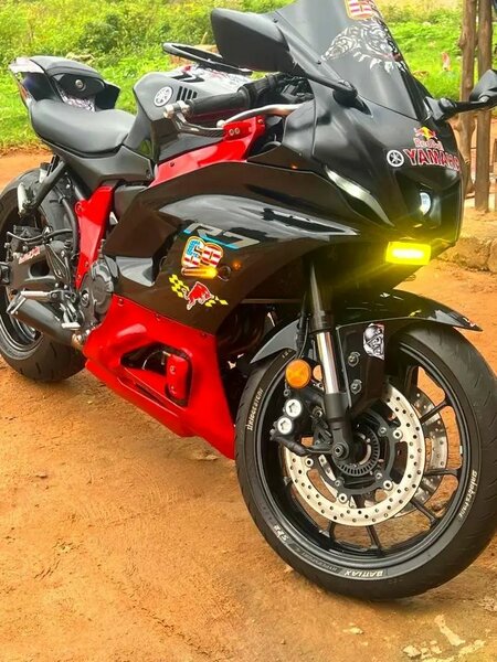 Moto Sport Noire et Rouge Haute Performance