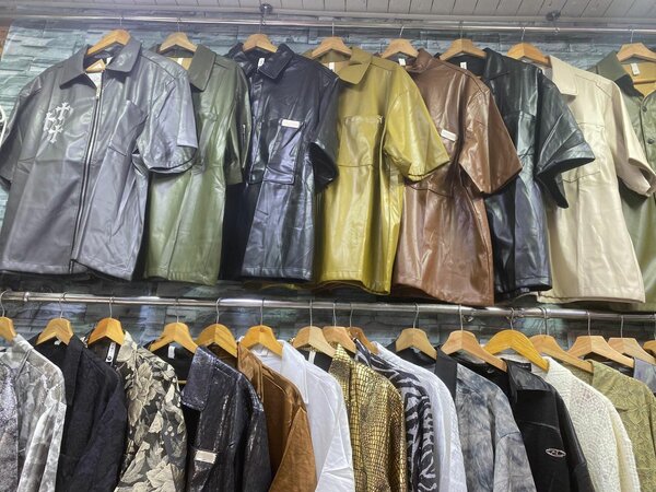 Chemises en similicuir tendance homme