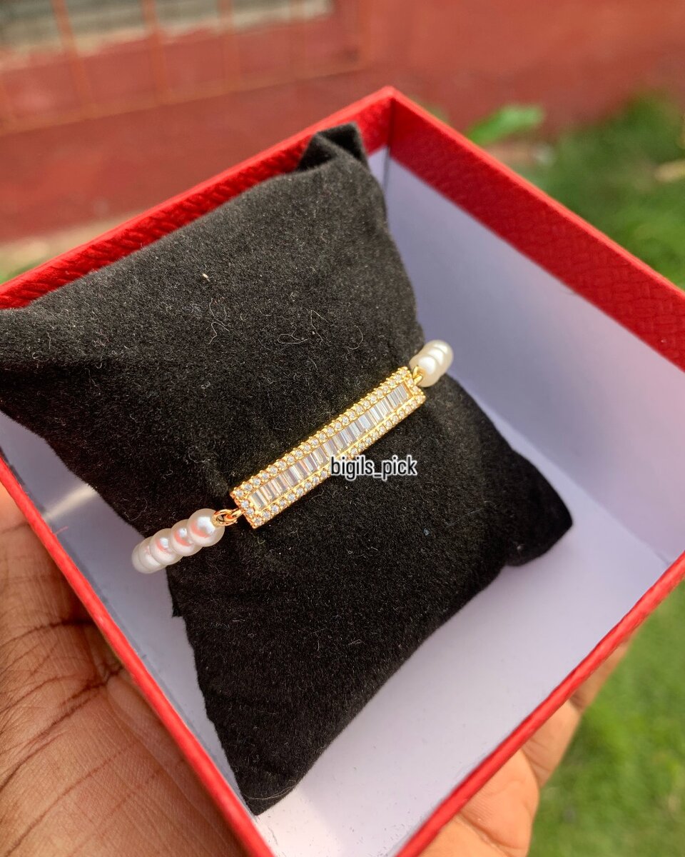 Textured stud with pearls bracelet