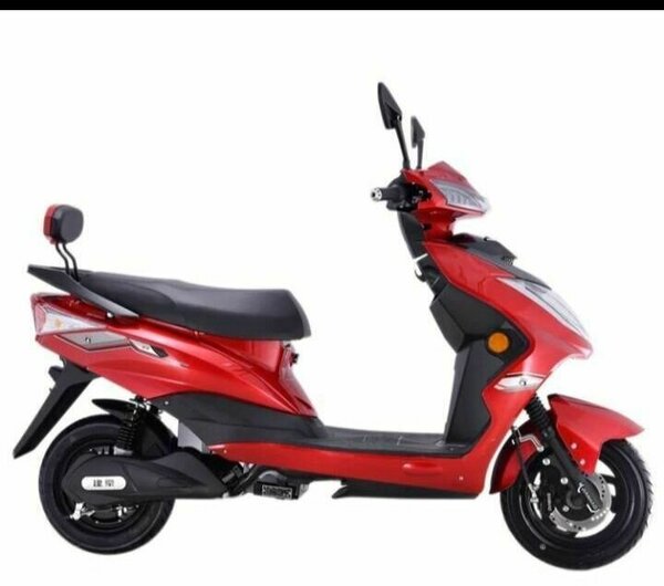 Scooter électrique rouge