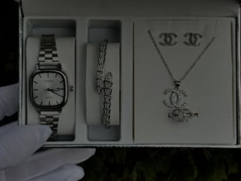 Комплект с наручными часами для женщин