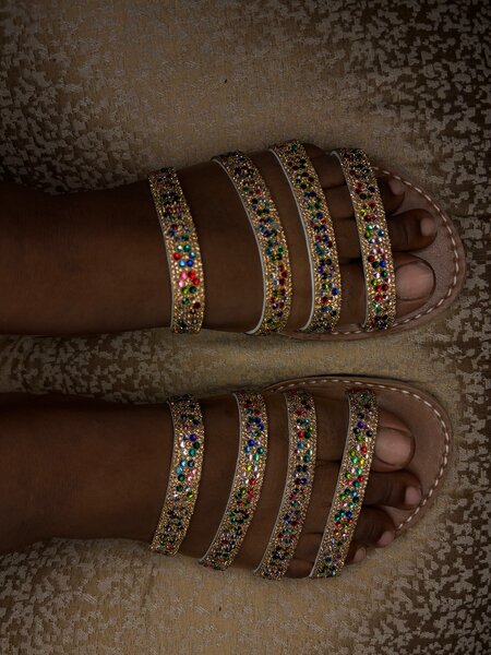 Sandales à strass multicolores