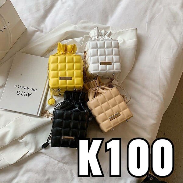 sacs carrés de différentes couleurs